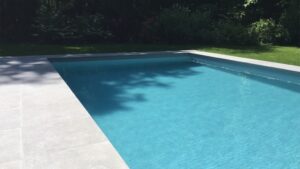Remise à neuf d'une piscine et de ses abords à Dolembreux.