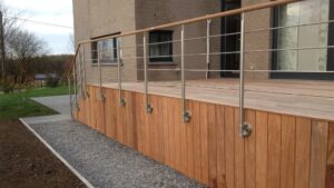 Terrasse en ipé et garde-corps en inox à Banneux.