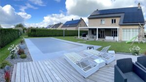 Piscine et terrasse à Sprimont.