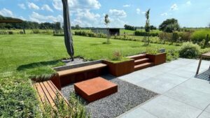 Dallage en grès cérame et mobilier en acier corten de chez ADEZZ à Ernonheid.