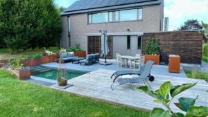 Terrasse en bois exotique et grès cérame, pièce d'eau et élément en acier corten.